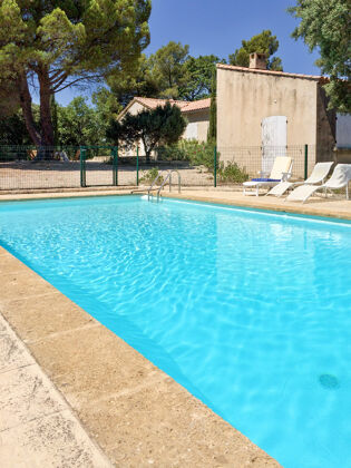 Spacious house for 8 ppl. with swimming-pool and terrace at Cucuron