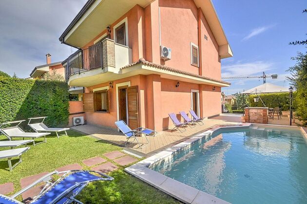 Big villa 9 km away from the beach for 16 ppl. with swimming-pool