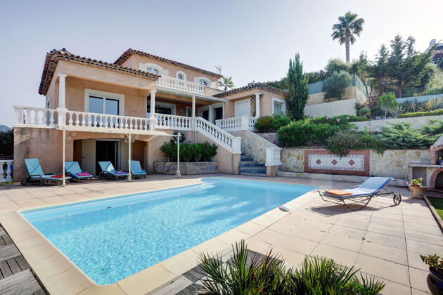 Villa à 7 km de la plage pour 9 pers. avec piscine et jardin à Fréjus