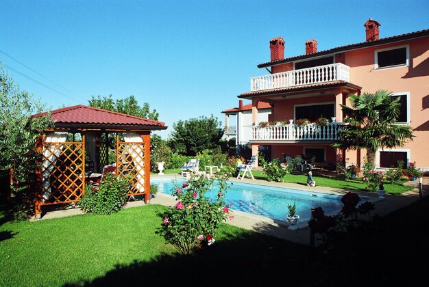 Villa a 1 km dalla spiaggia per 8 pers. con piscina e giardino a Umag