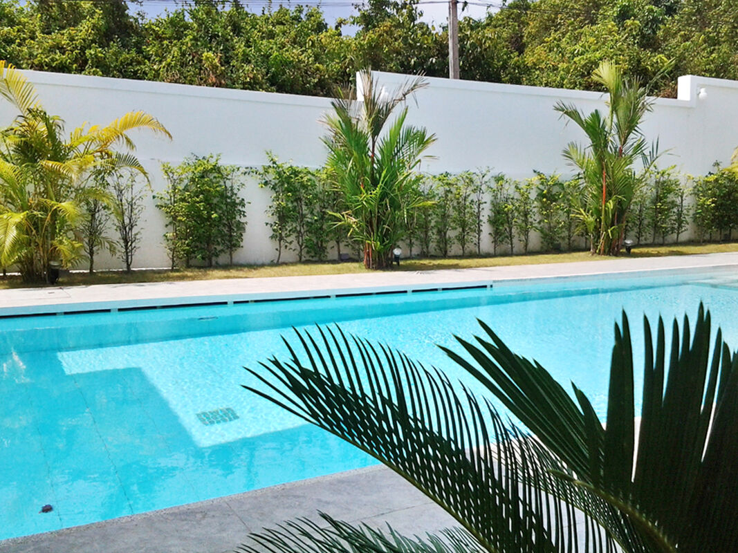 Vista a la piscina Villa Rawai