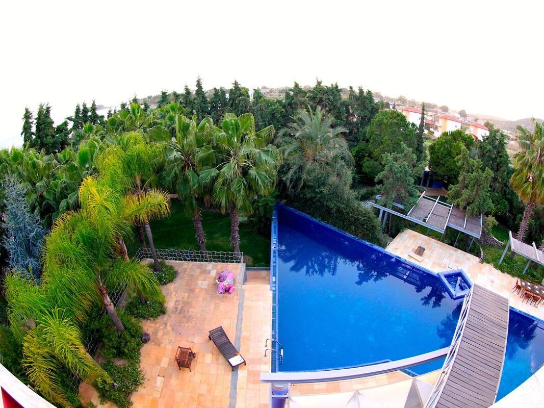 Vista sulla piscina Villa Eretria