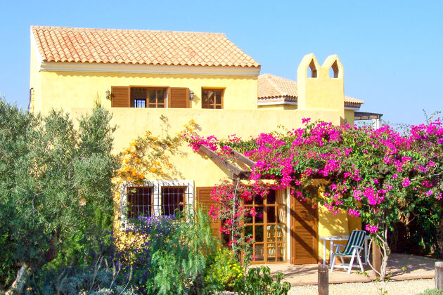 Villa 15 km away from the beach for 6 ppl. with shared pool and garden
