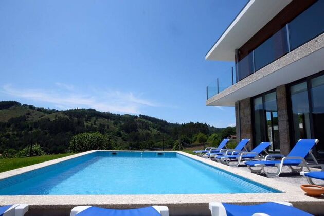 Villa for 10 ppl. with swimming-pool and balcony at Vieira do Minho