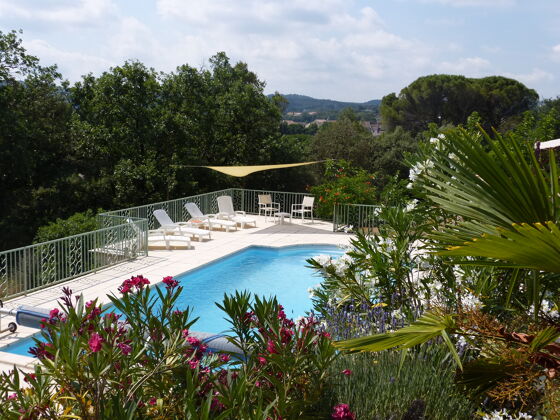 Appartement for 2 ppl. with swimming-pool and terrace at Carcès