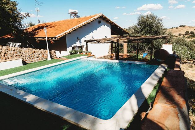 Villa for 8 ppl. with swimming-pool, garden and terrace at Monesterio