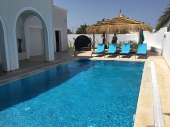 300 m away from the beach! Villa with swimming-pool and jacuzzi