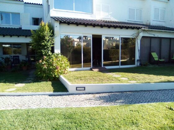 House 4 km away from the beach for 8 ppl. with shared pool at Corroios
