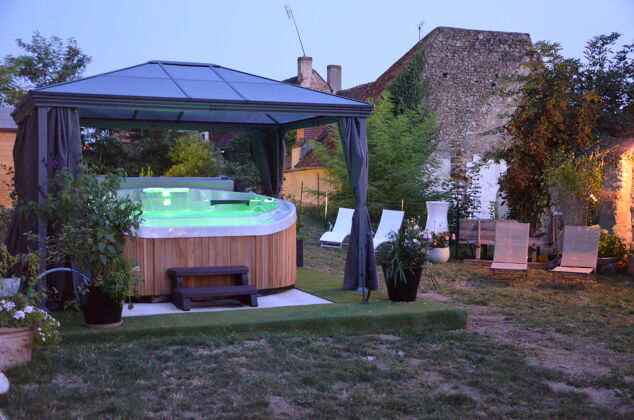 Casa para 10 pers. con jacuzzi, spa, jardín y terraza en Le Blanc