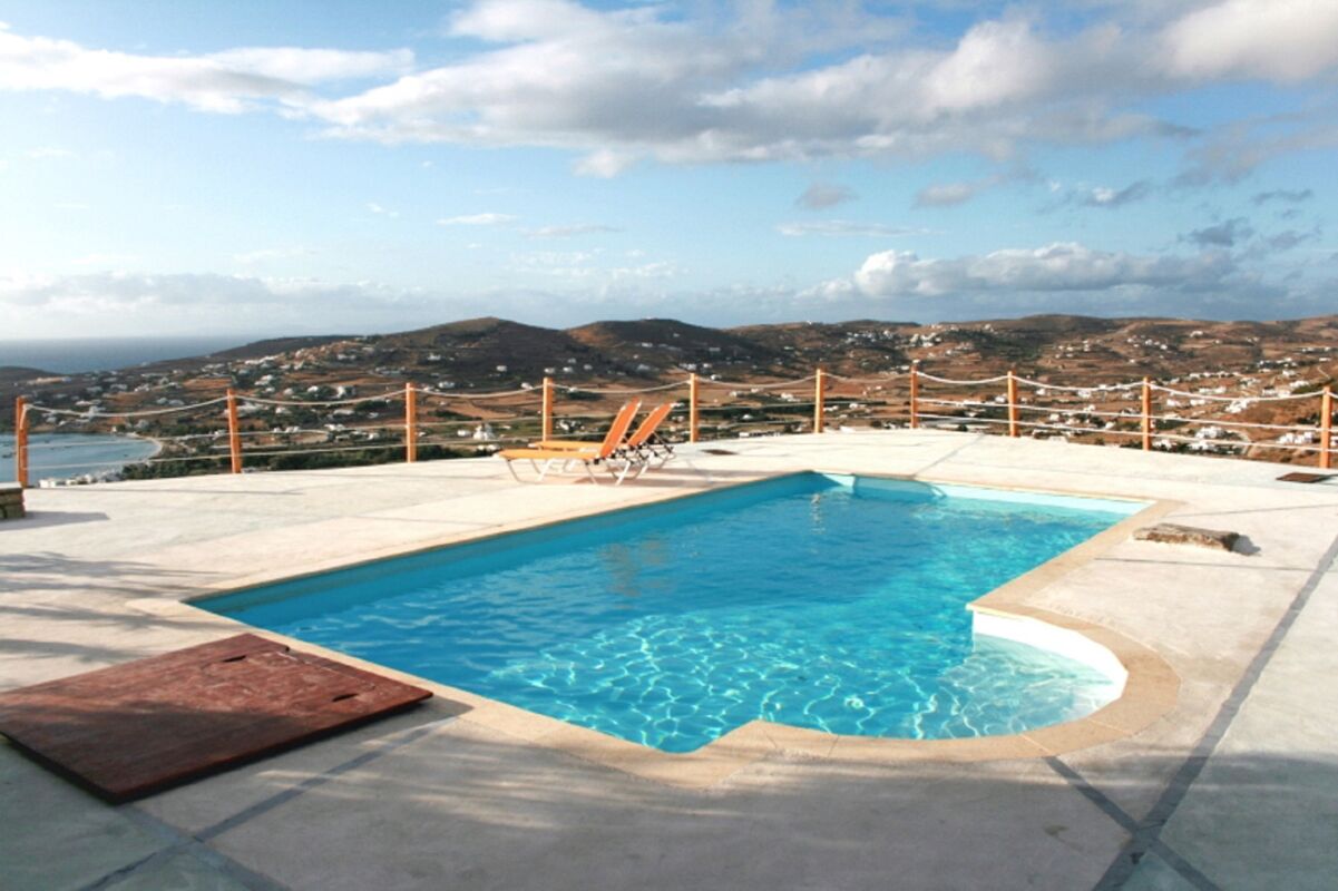 Vista sulla piscina Villa Paroikia