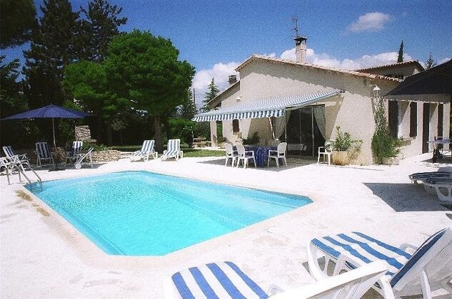 Villa for 8 ppl. with swimming-pool, jacuzzi and terrace at Céreste
