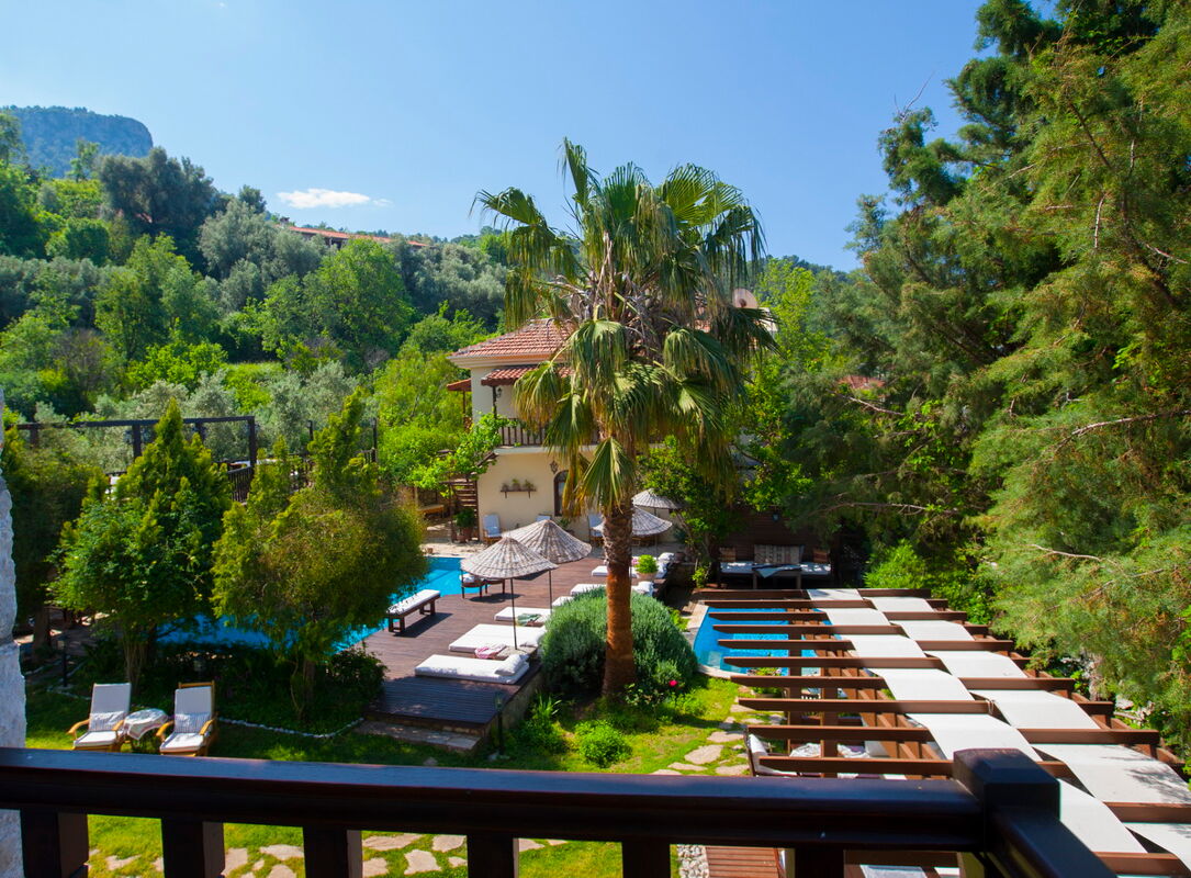 Vista sulla piscina Villa Uzunyurt