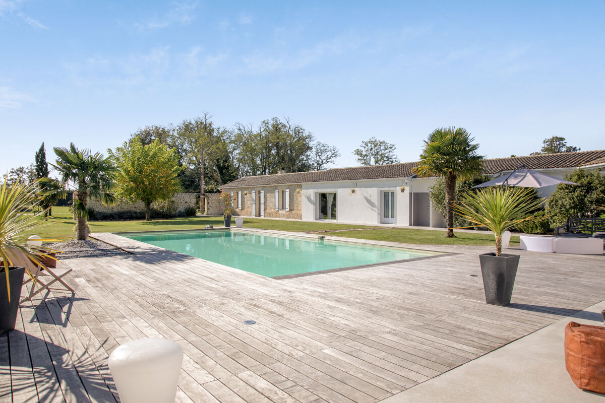 Vista sulla piscina Villa Saint-Germain-d'Esteuil