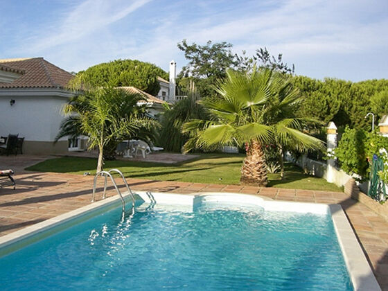 Villa 500 m away from the beach for 6 ppl. with shared pool and garden