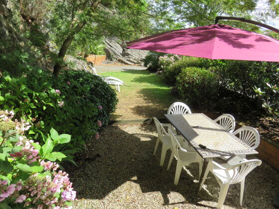House 17 km away from the beach for 8 ppl. with terrace at Ploëzal