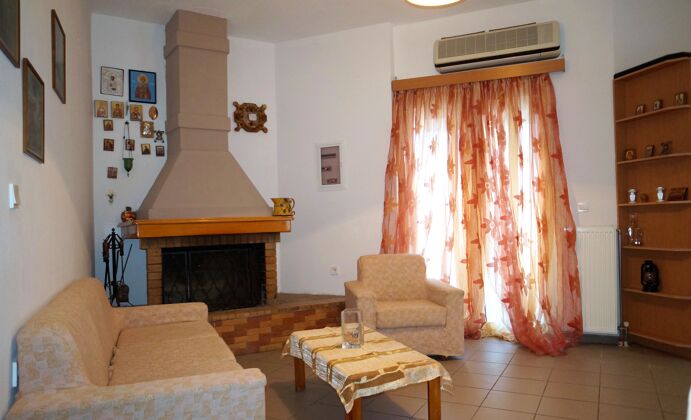 Nice appartement 14 km away from the beach for 5 ppl. at Akoumia