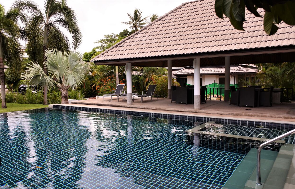Vista a la piscina Casa Rawai