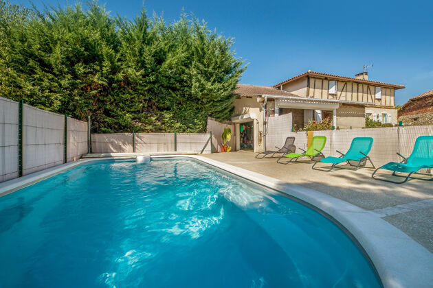 Villa für 8 Pers. mit Schwimmbad, Terrasse und Balkon in Courrensan