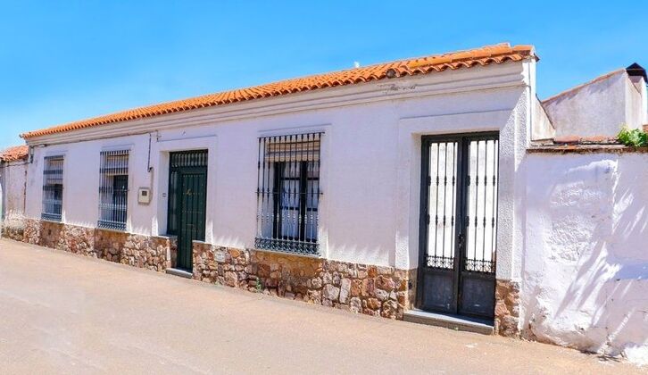 Spacious house for 8 ppl. with terrace at Castilblanco