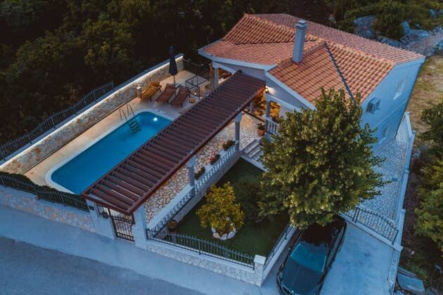Big villa 15 km away from the beach with swimming-pool and jacuzzi