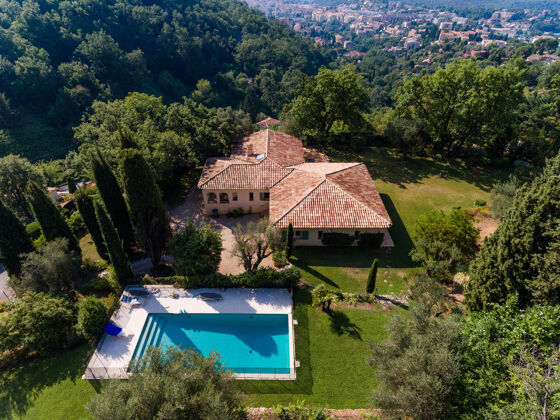 Villa 14 km away from the beach for 9 ppl. with swimming-pool at Vence