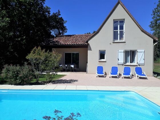 Villa for 8 ppl. with swimming-pool, garden and terrace at Loubressac