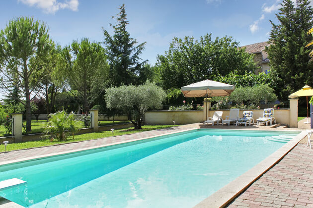 Villa for 10 ppl. with swimming-pool and terrace at Althen-des-Paluds