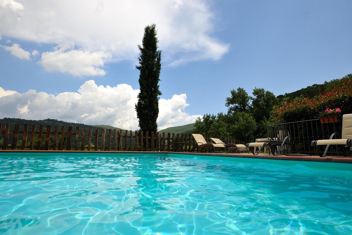 Swimming pool view Apartment Lisciano Niccone