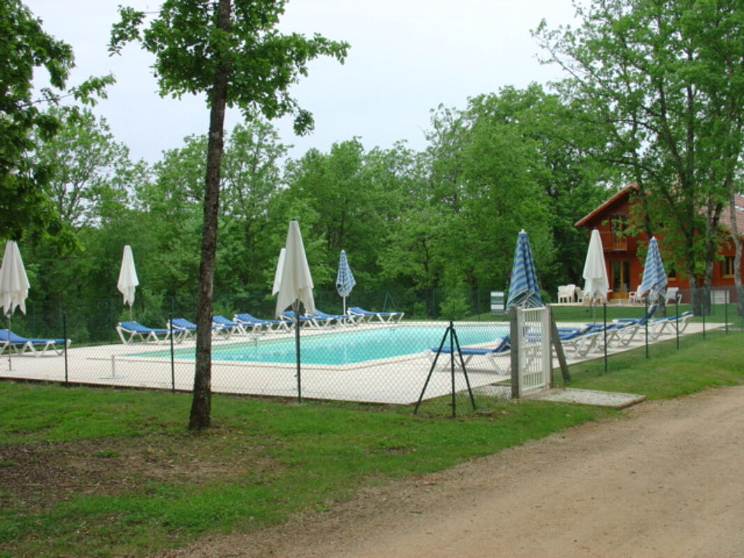 Vista a la piscina Casa Lachapelle-Auzac