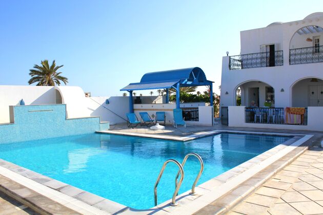 Villa à 1 km de la plage pour 12 pers. avec piscine et jardin à Djerba