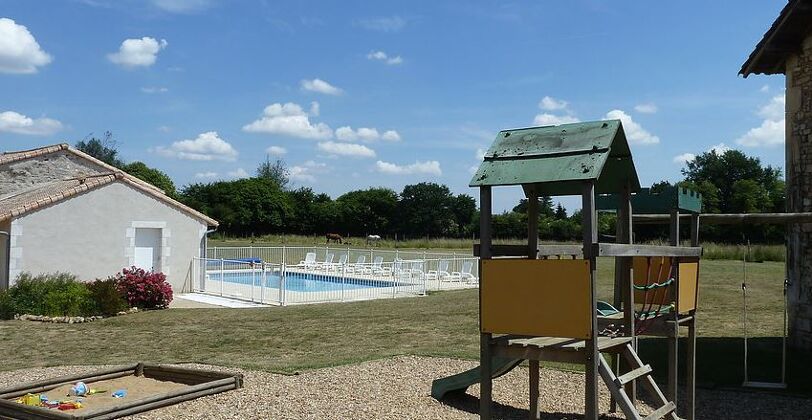 Maison pour 6 pers. avec piscine partagée à Saint-Vincent-la-Châtre