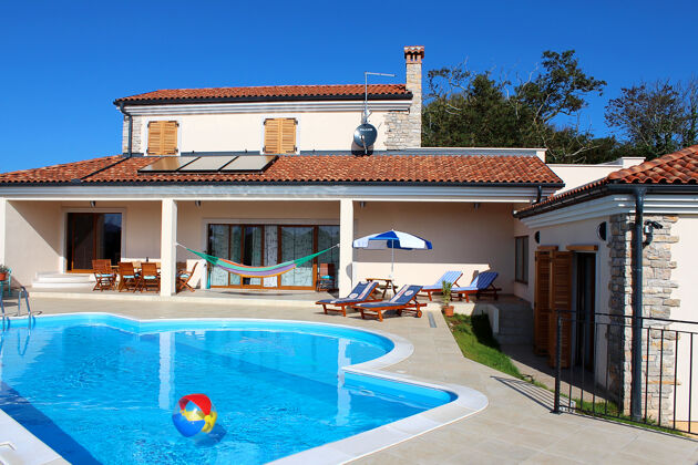 Große Villa für 10 Pers. mit Schwimmbad, Garten und Terrasse in Žminj