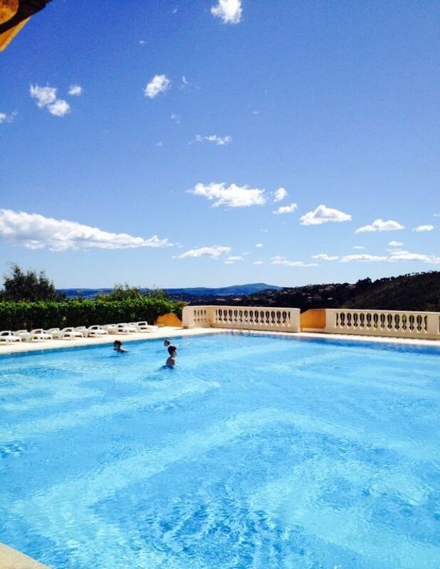 Vista sulla piscina Appartamento Roquebrune-sur-Argens