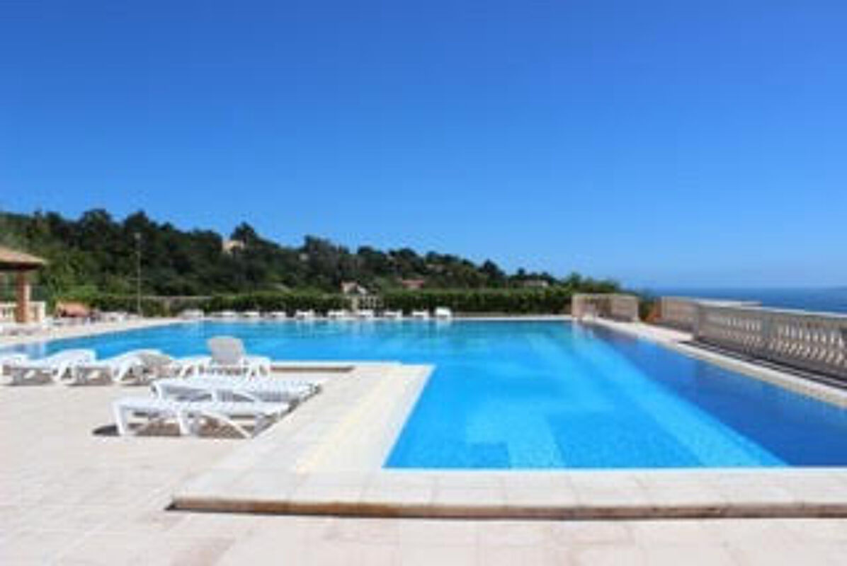Vista sulla piscina Appartamento Roquebrune-sur-Argens