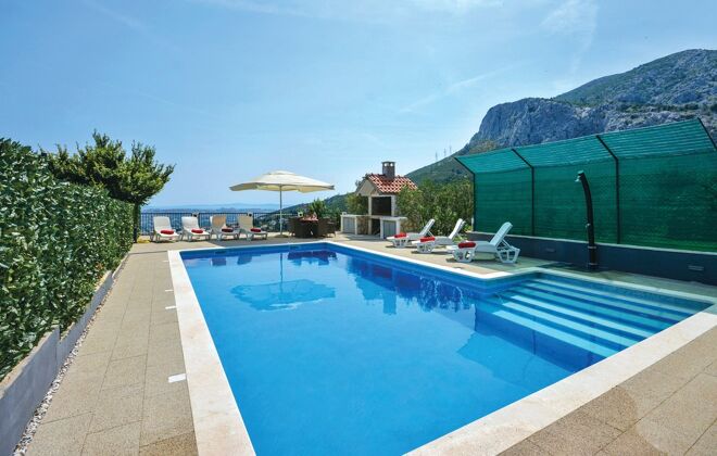 Villa a 5 km dalla spiaggia per 12 pers. con piscina e balcone a Solin