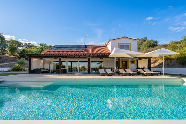 Geräumige Villa für 6 Pers. mit Schwimmbad und Terrasse in Mora