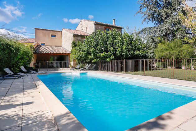 Villa for 10 ppl. with swimming-pool, garden and terrace at Caromb