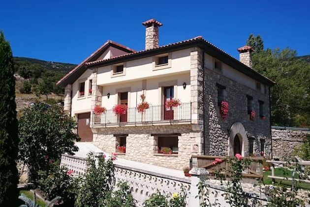 House for 10 ppl. with garden and terrace at Merindad de Valdivielso