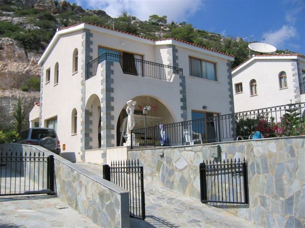 Vista frontal Villa Peyia