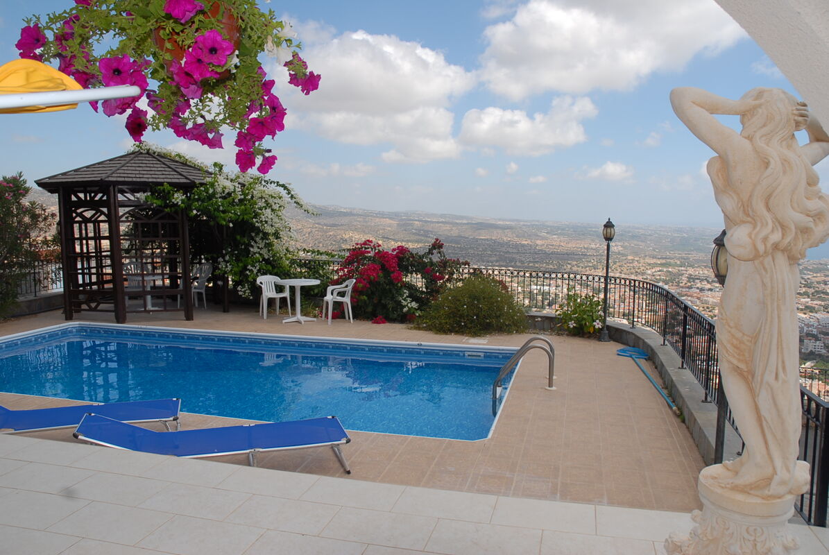 Vista sulla piscina Villa Peyia
