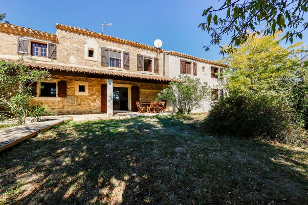 Nice house for 7 ppl. with shared pool, garden and terrace at Lagrasse