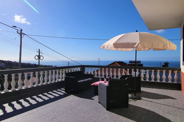 Casa para 6 pers. con vistas al mar, terraza y balcón en Calheta