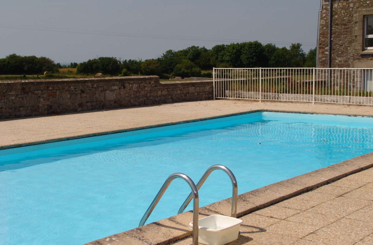 Vista a la piscina Apartamento Montmartin-sur-Mer