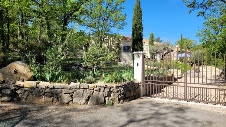 Casa per 6 pers. con accesso piscina, giardino e terrazza a Mons