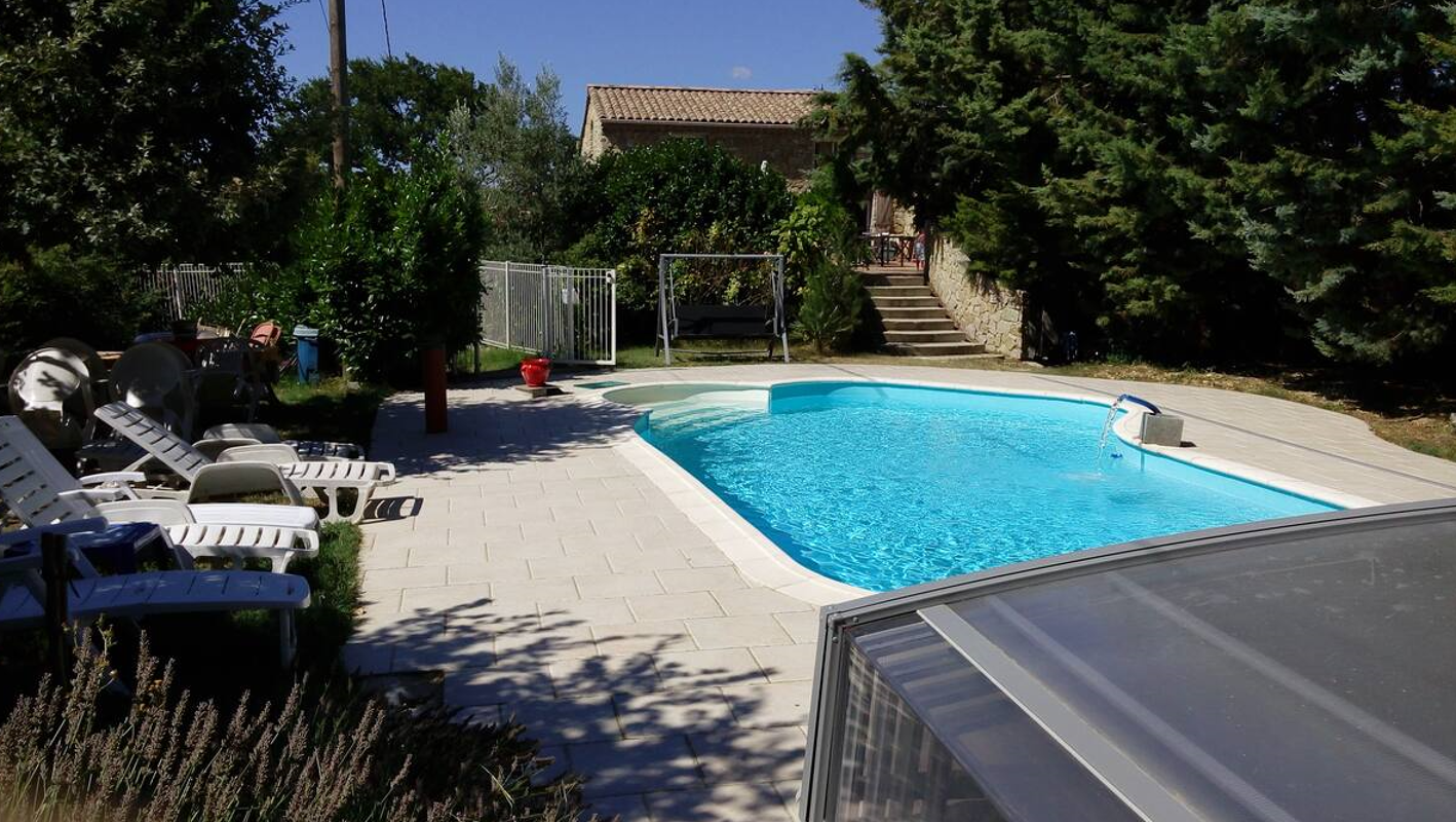 Vista sulla piscina Casa Saint-Marcel-lès-Sauzet