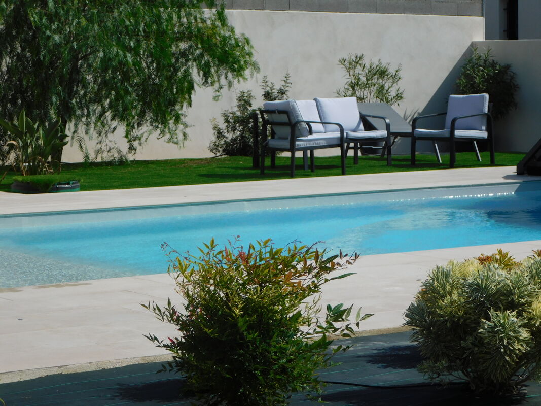 Vista sulla piscina Villa Marseillan