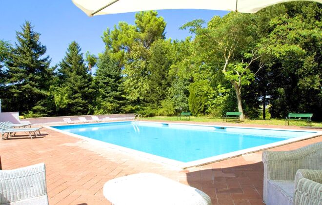 Hübsche Wohnung für 5 Pers. mit Zugang zum Pool und Garten in Fabriano