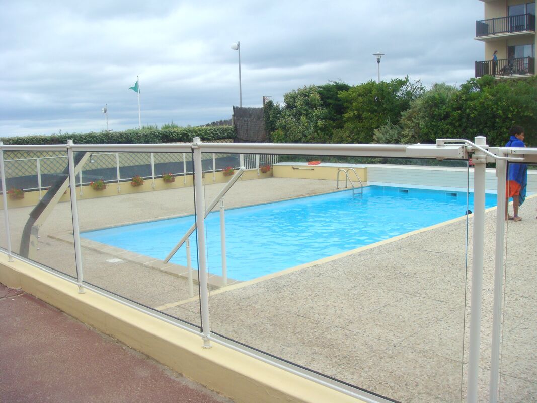 Vista a la piscina Apartamento Cabourg