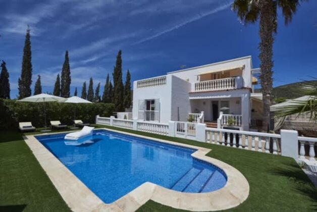 Big villa 4 km away from the beach for 9 ppl. with swimming-pool