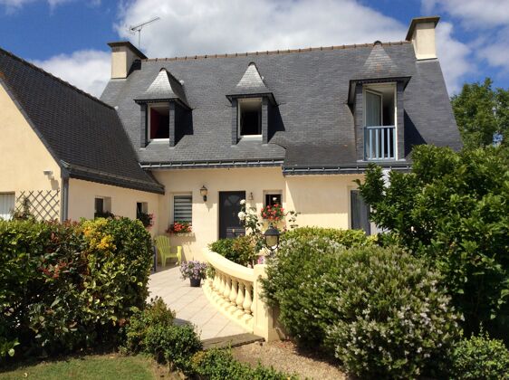 House 8 km away from the beach for 8 ppl. with garden at Trégomeur